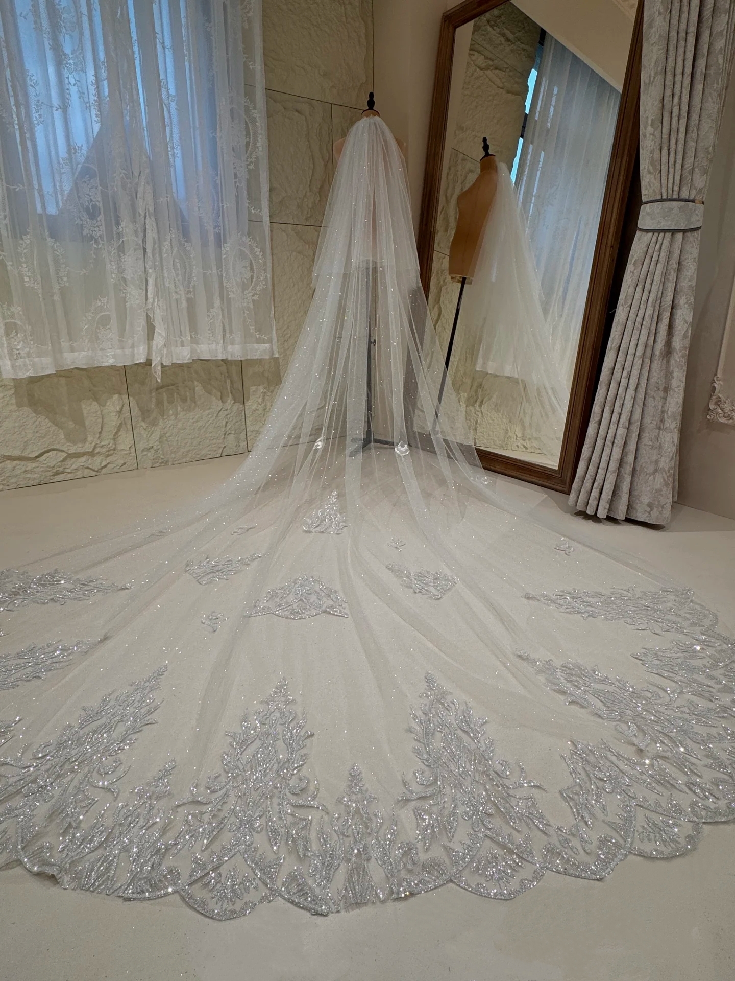 Luxury Beaded Lace Edge Weddin - مراجعة Luxury Lifestyle وسعره